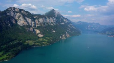 İsviçre Alplerinde Walensee Gölü - İsviçre 'de hava manzarası 