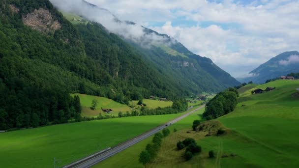 スイスのアルプス スイスの風景の上を飛行 — ストック動画