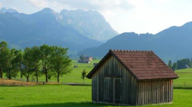 İsviçre 'deki İsviçre Alplerinin tipik pitoresk manzarası 