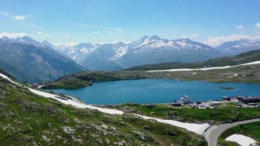 İsviçre Alplerinde güzel bir göl - İsviçre yukarıdan  
