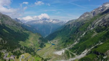 İsviçre Alpleri üzerindeki hava manzarası - yukarıdan güzel İsviçre 