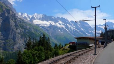 İsviçre Alpleri 'ndeki bir dağda bulunan Murren tren istasyonu İsviçre Alpleri, 20 Temmuz 2019