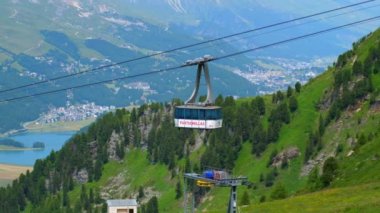 İsviçre 'deki Corvatsch dağlarındaki Teleferic Ropeway - İsviçre Alpleri - 20 Temmuz 2019
