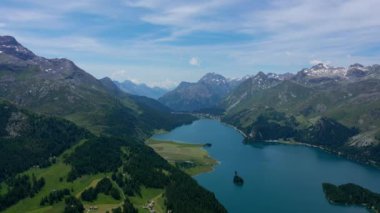 İsviçre Alpleri 'ndeki Sils Maria Gölü' ndeki güzel Sils Gölü yukarıdan İsviçre. 
