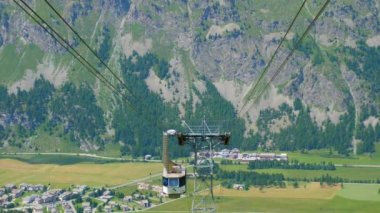 İsviçre 'deki Corvatsch dağlarındaki Teleferic Ropeway - İsviçre Alpleri - 20 Temmuz 2019