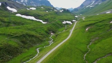 İsviçre üzerinden uçuyor, İsviçre üzerinden. 