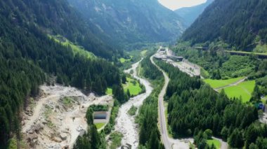 İsviçre üzerinden uçuyor, İsviçre üzerinden.  