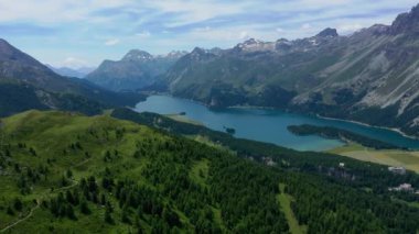 İsviçre üzerinden uçuyor, İsviçre üzerinden. 