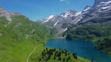 İsviçre Alpleri üzerindeki hava manzarası - yukarıdan güzel İsviçre 