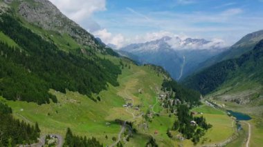 İsviçre üzerinden uçuyor, İsviçre üzerinden.  