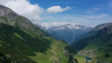 İsviçre Alpleri üzerindeki hava manzarası - yukarıdan güzel İsviçre 