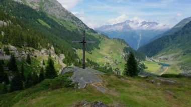 İsviçre üzerinden uçuyor, İsviçre üzerinden. 