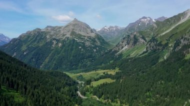 İsviçre üzerinden uçuyor, İsviçre üzerinden. 