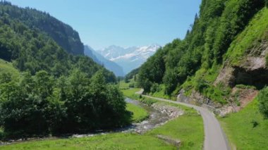 İsviçre üzerinden uçuyor, İsviçre üzerinden.  