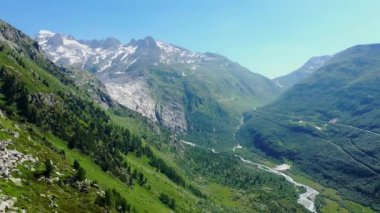 İsviçre üzerinden uçuyor, İsviçre üzerinden.  