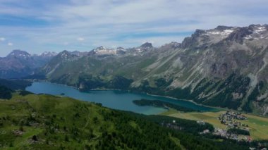 İsviçre Alpleri üzerindeki hava manzarası - yukarıdan güzel İsviçre 