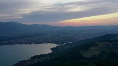 İsviçre 'deki Thun şehrinin üzerinde gün batımı 