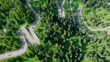 İsviçre Alplerindeki Maloja Geçidi 'nin bükülen yolları.  