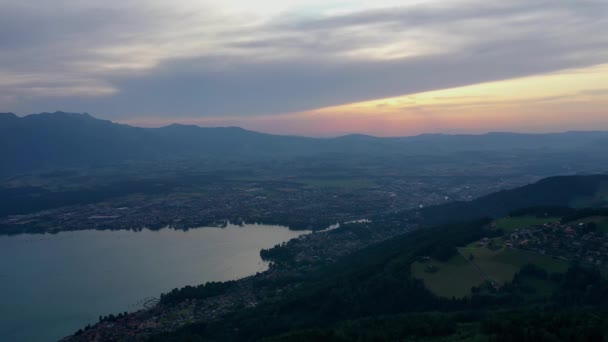 スイスのトゥンの街の夕日 — ストック動画