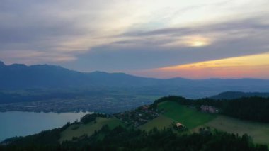 İsviçre 'de Thun Gölü üzerinde gün batımı 
