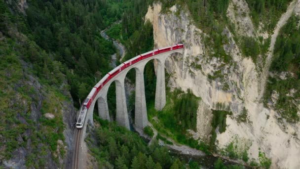 Gletscherexpress Auf Dem Berühmten Viadukt Der Schweiz Luftaufnahme — Stockvideo