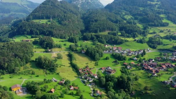 Typisch Dorpje Zwitserse Alpen Luchtfoto — Stockvideo