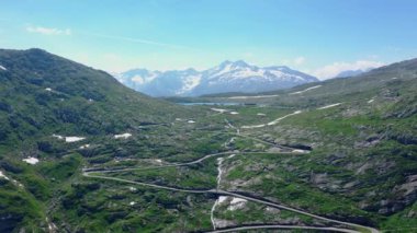 İsviçre Alpleri - İsviçre manzarası üzerinde uçuyorlar  