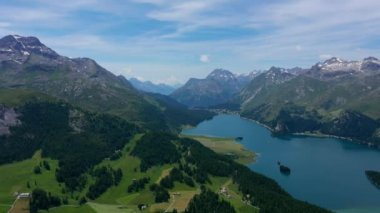 İsviçre Alpleri 'ndeki Sils Maria Gölü' ndeki güzel Sils Gölü yukarıdan İsviçre. 