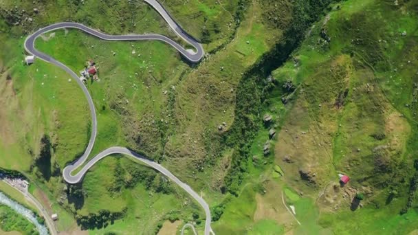 从上面俯瞰瑞士阿尔卑斯山中弗尔卡的美景令人惊奇 — 图库视频影像