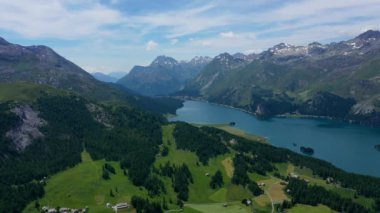 İsviçre Alpleri 'ndeki Sils Maria Gölü' ndeki güzel Sils Gölü yukarıdan İsviçre. 
