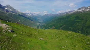 İsviçre üzerinden uçuyor, İsviçre üzerinden.  