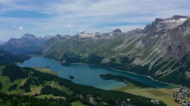 İsviçre Alpleri 'ndeki Sils Maria Gölü' ndeki güzel Sils Gölü yukarıdan İsviçre. 