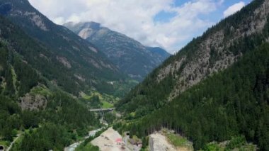 İsviçre Alpleri üzerindeki hava manzarası - yukarıdan güzel İsviçre 