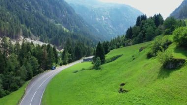 İsviçre üzerinden uçuyor, İsviçre üzerinden. 