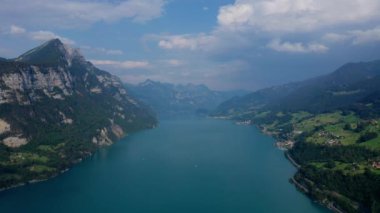 İsviçre 'deki Walensee gölünün mavi suyu - hava manzarası  