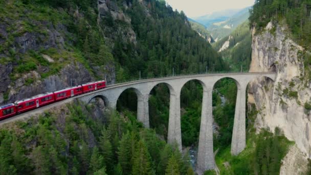 Vlak Glacier Express Slavném Viaduktu Švýcarsku Letecký Pohled — Stock video