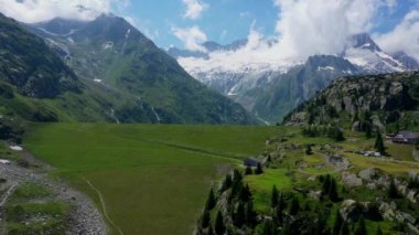 İsviçre üzerinden uçuyor, İsviçre üzerinden.  