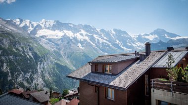 İsviçre Alpleri 'ndeki Eiger Moench ve Jungfrau dağları üzerinde harika bir manzara - seyahat fotoğrafçılığı