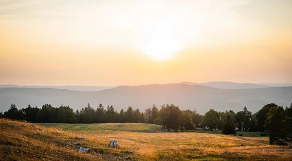 Wunderschöner Sonnenuntergang Über Ackerland Den Schweizer Alpen Reisefotos — Stockfoto
