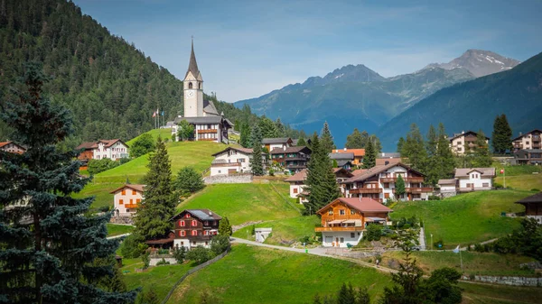 スイスのアルプスの谷にある典型的なスイスの村 旅行写真 — ストック写真