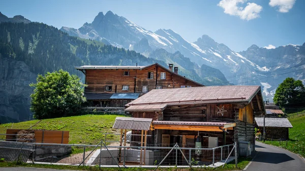 スイスのスイスアルプスにあるジンメルヴァルトの典型的な木造住宅 旅行写真 — ストック写真