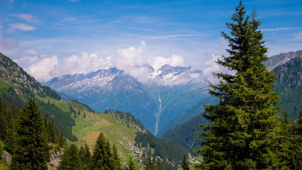 素晴らしい景色を望むスイスアルプスの山々の上にある素晴らしい自然 旅行写真 — ストック写真