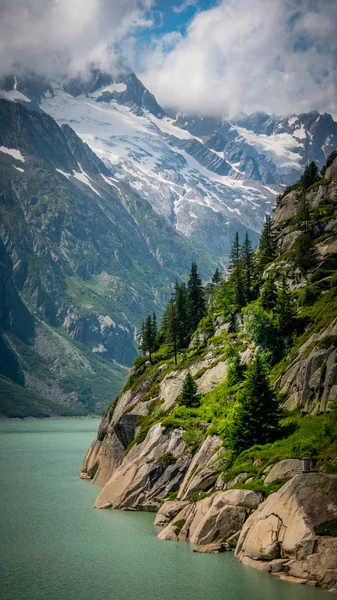 Гарне озеро в льодовиках Швейцарських Альп - природа Швейцарії. — стокове фото