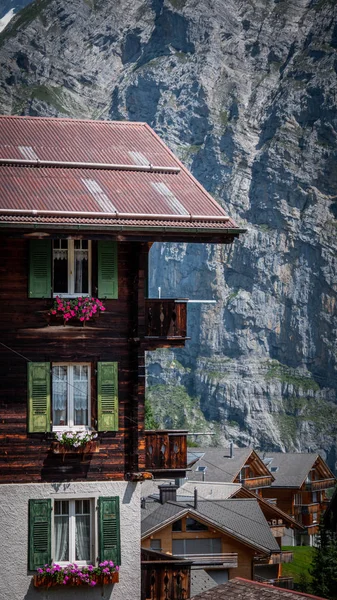 Τυπικά Ξύλινα Σπίτια Στις Ελβετικές Άλπεις Όμορφη Ελβετία Ταξιδιωτικές Φωτογραφίες — Φωτογραφία Αρχείου