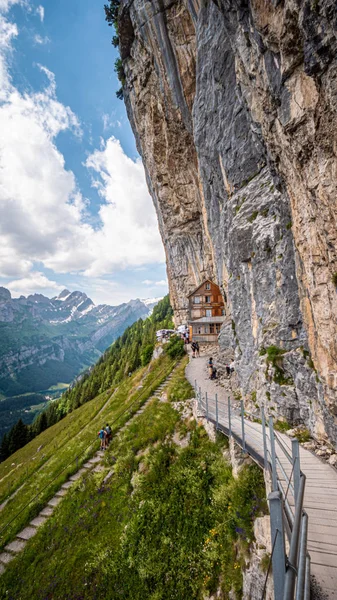 Famous Aescher Tavern Alpstein Wildkirchli Ελβετικές Άλπεις Ελβετία Ιουλίου 2019 — Φωτογραφία Αρχείου