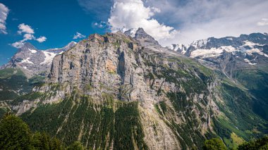 İsviçre Alplerinde etkileyici dağlar 