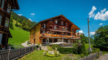 İsviçre Alplerinde Gimmelwald 'ın tarihi ahşap kulübeleri İsviçre Alpleri, 22 Temmuz 2019