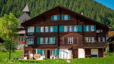 İsviçre Alpleri 'ndeki tipik han - İsviçre Alpleri - 22 Temmuz 2019