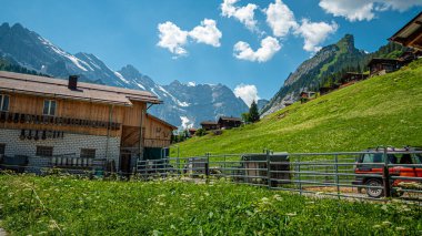 İsviçre Alpleri 'ndeki harika tarihi Gimmelwald köyü İsviçre Alpleri, 22 Temmuz 2019