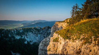 İsviçre 'deki Creux du Van bölgesinin sarp kayalıkları 